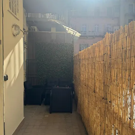 To Live Apartment *